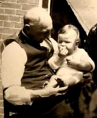 Leonard Roggeveen (1886-1961) met zijn kleinzoon Albert Weijman
(1947)